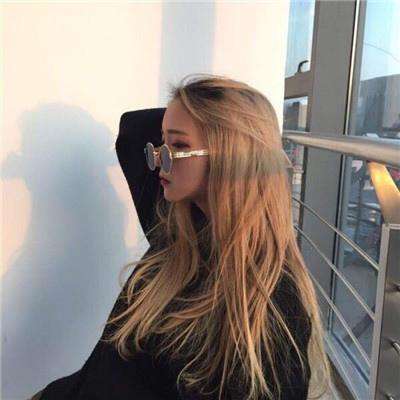 弟弟在考场外担心拄拐的姐姐